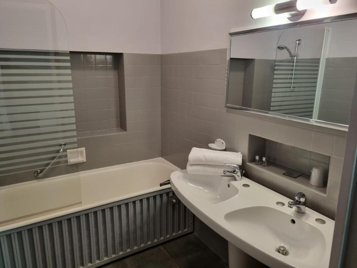 Hotel Le Comty Feurs Luaran gambar